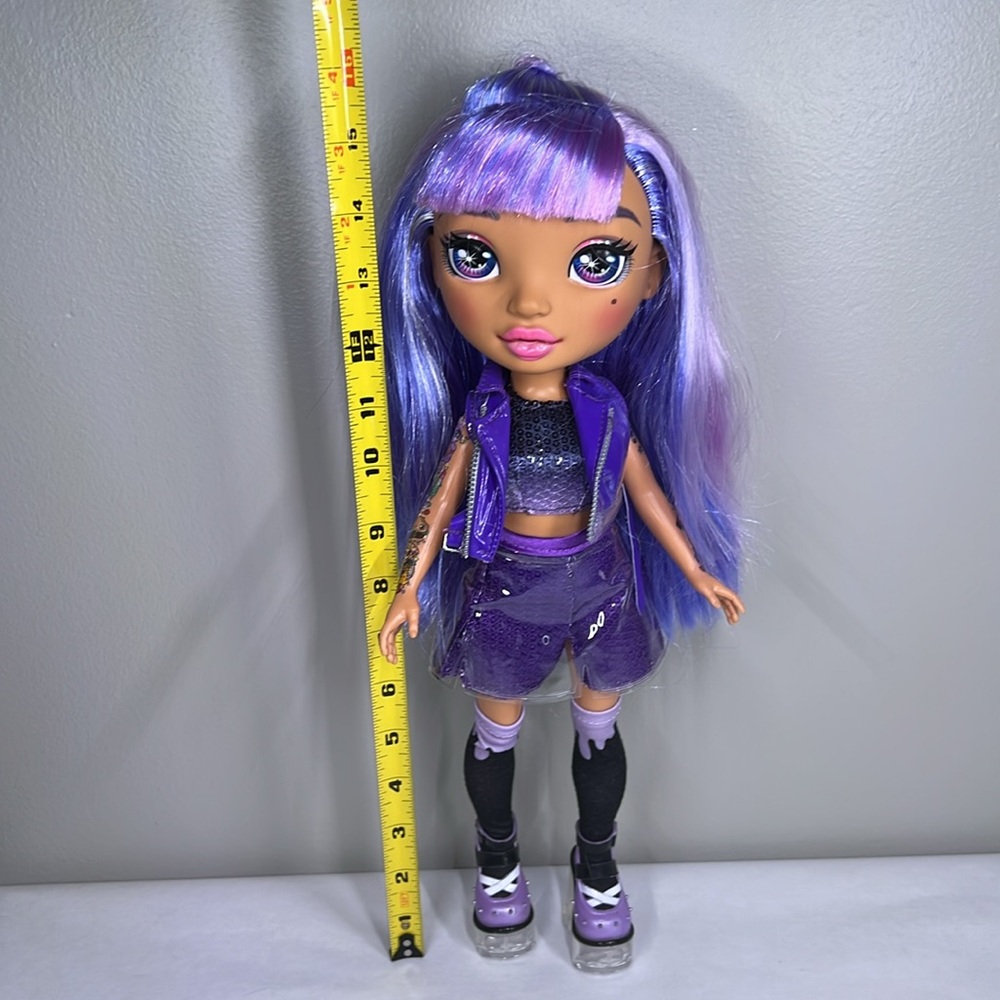 Rainbow High - 14” doll - Amethyst Rae doll - complete outfit and 2 accessories - Picture 6 of 6